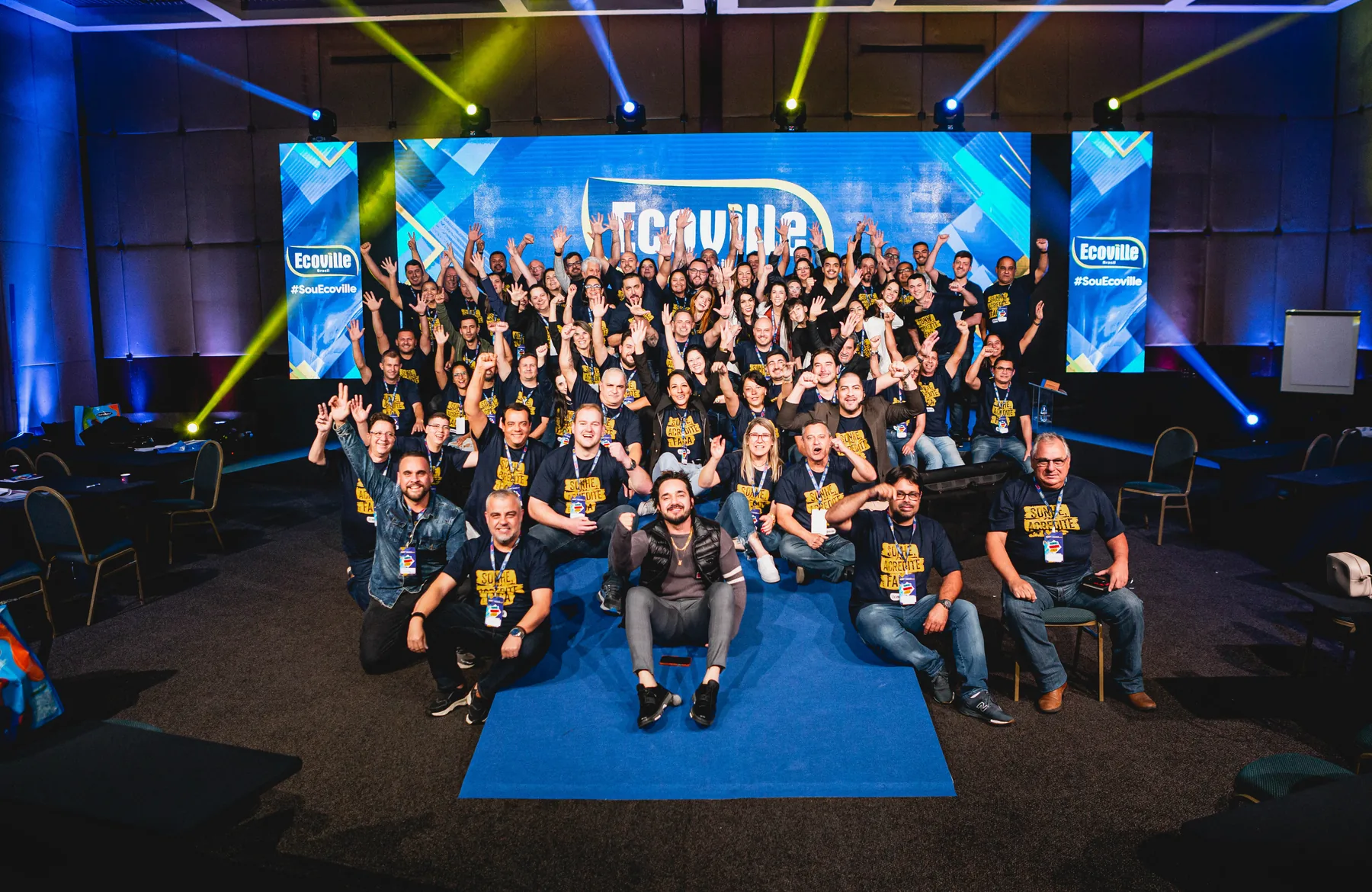 Grande grupo reunido no palco