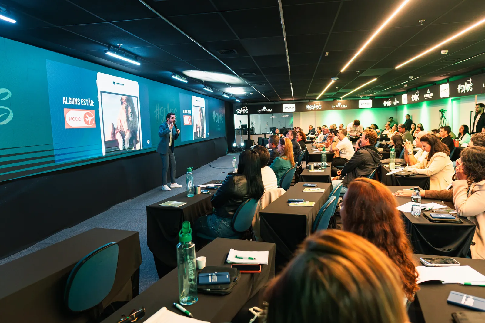 Público em evento corporativo