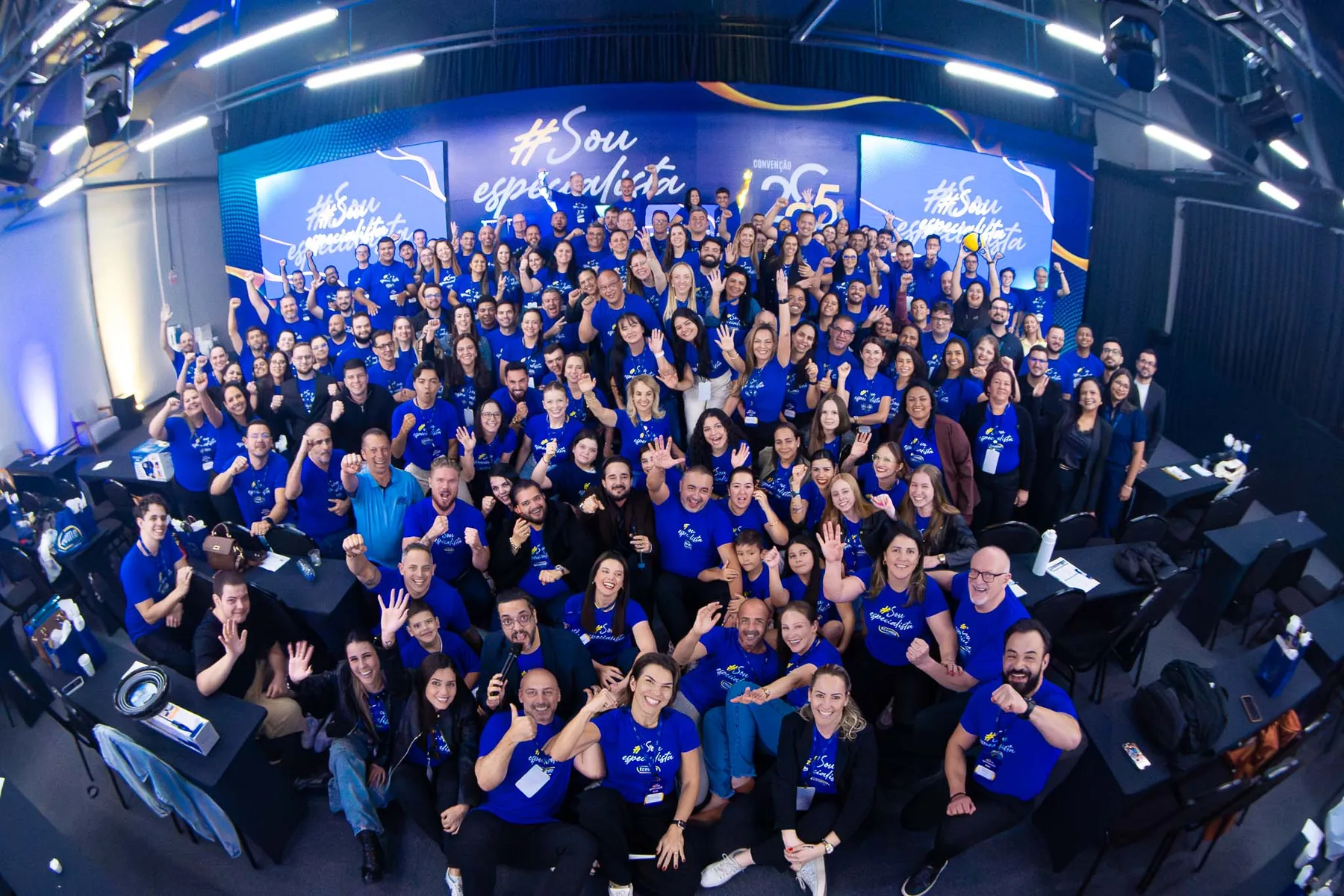 Grande equipe reunida em um evento corporativo