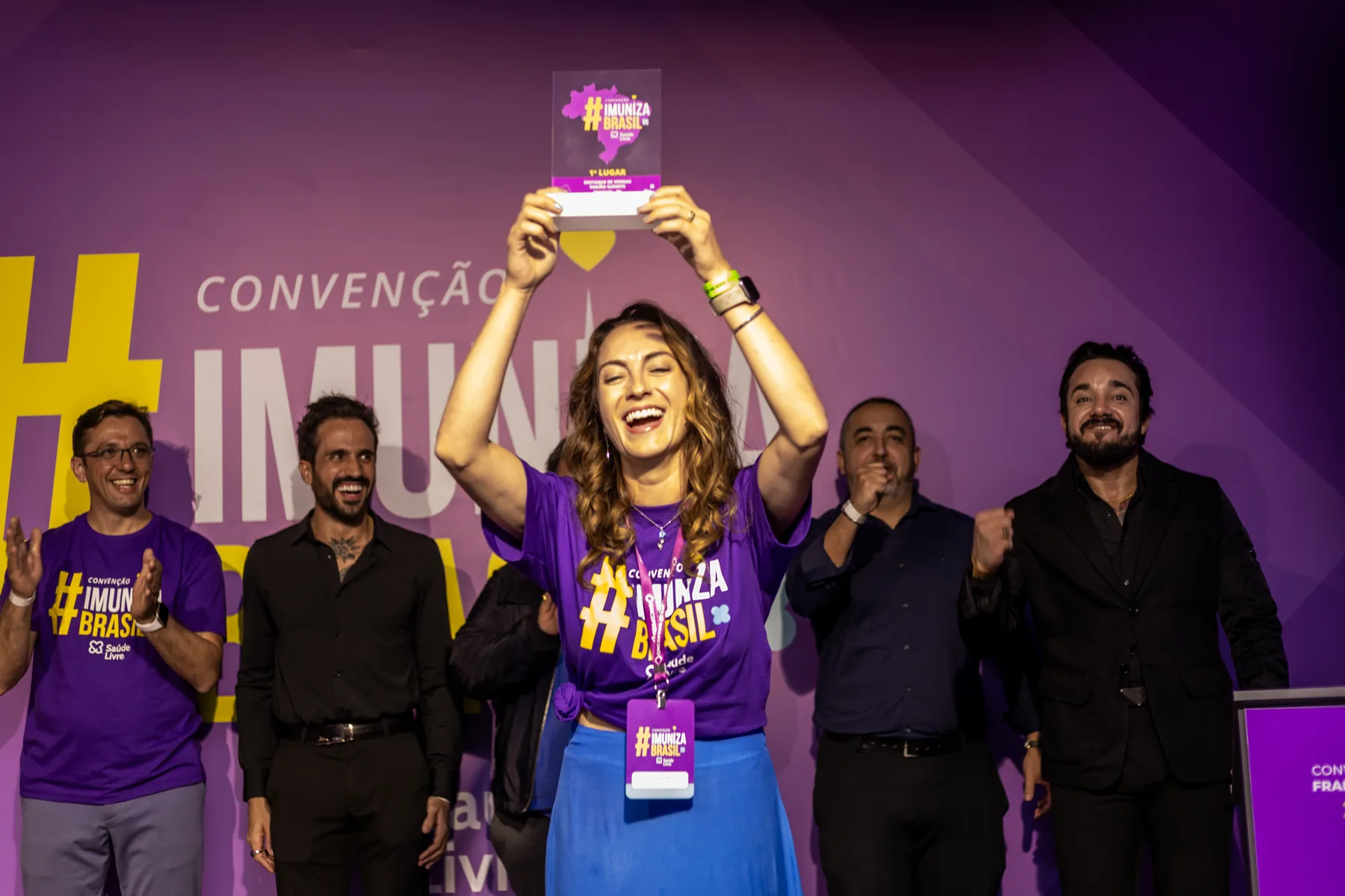 Participante celebrando no palco