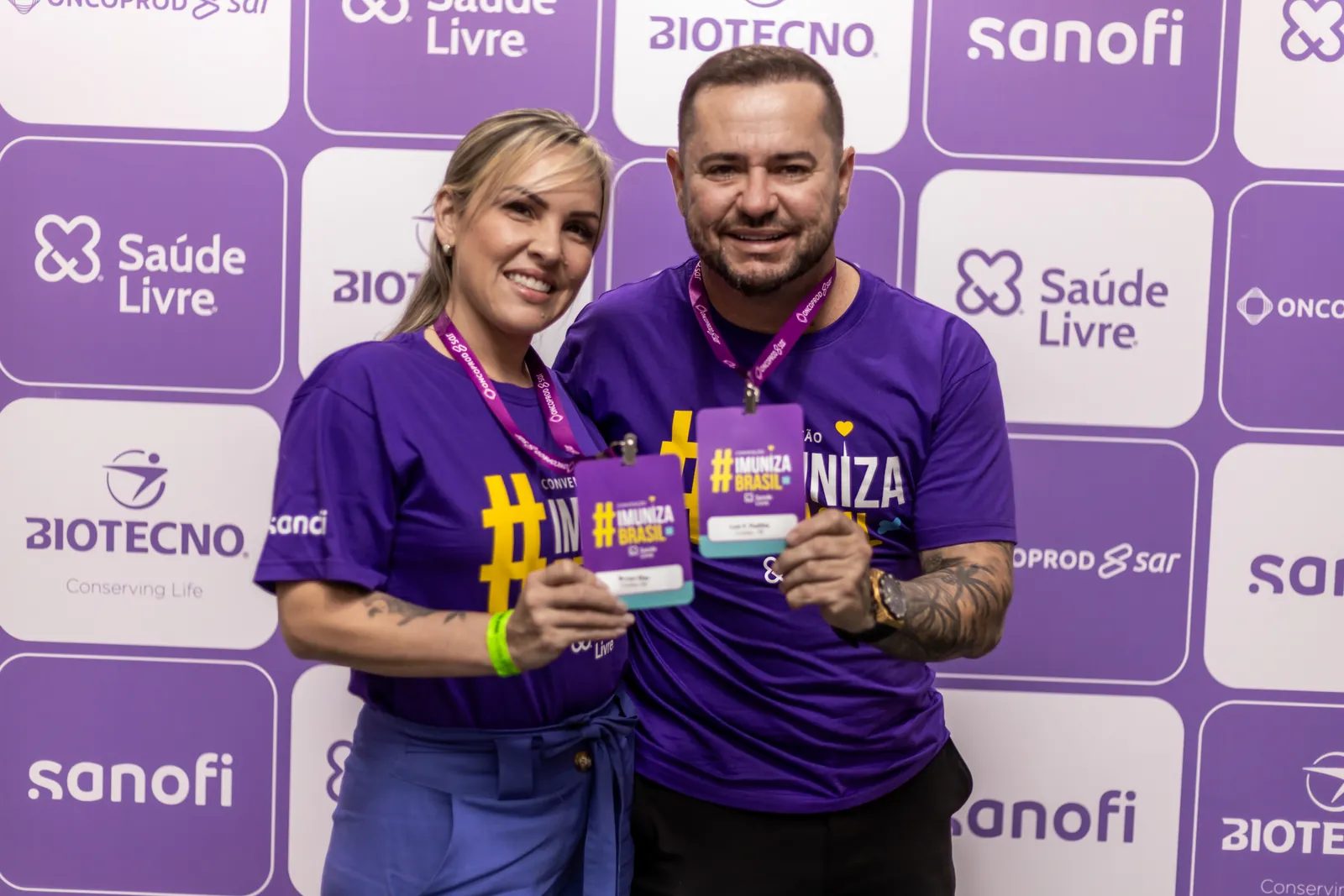 Participantes em frente ao painel do evento