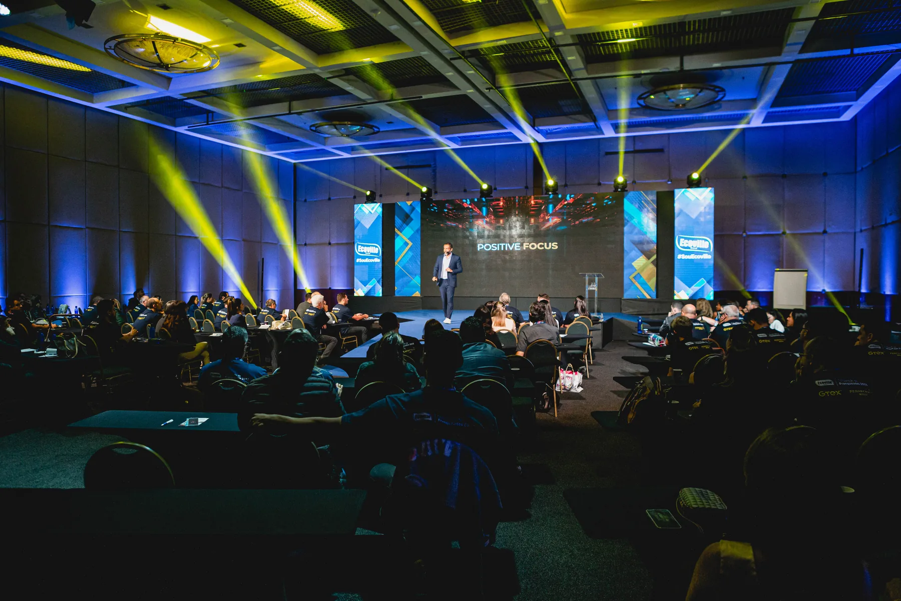 Evento com iluminação e palco em operação