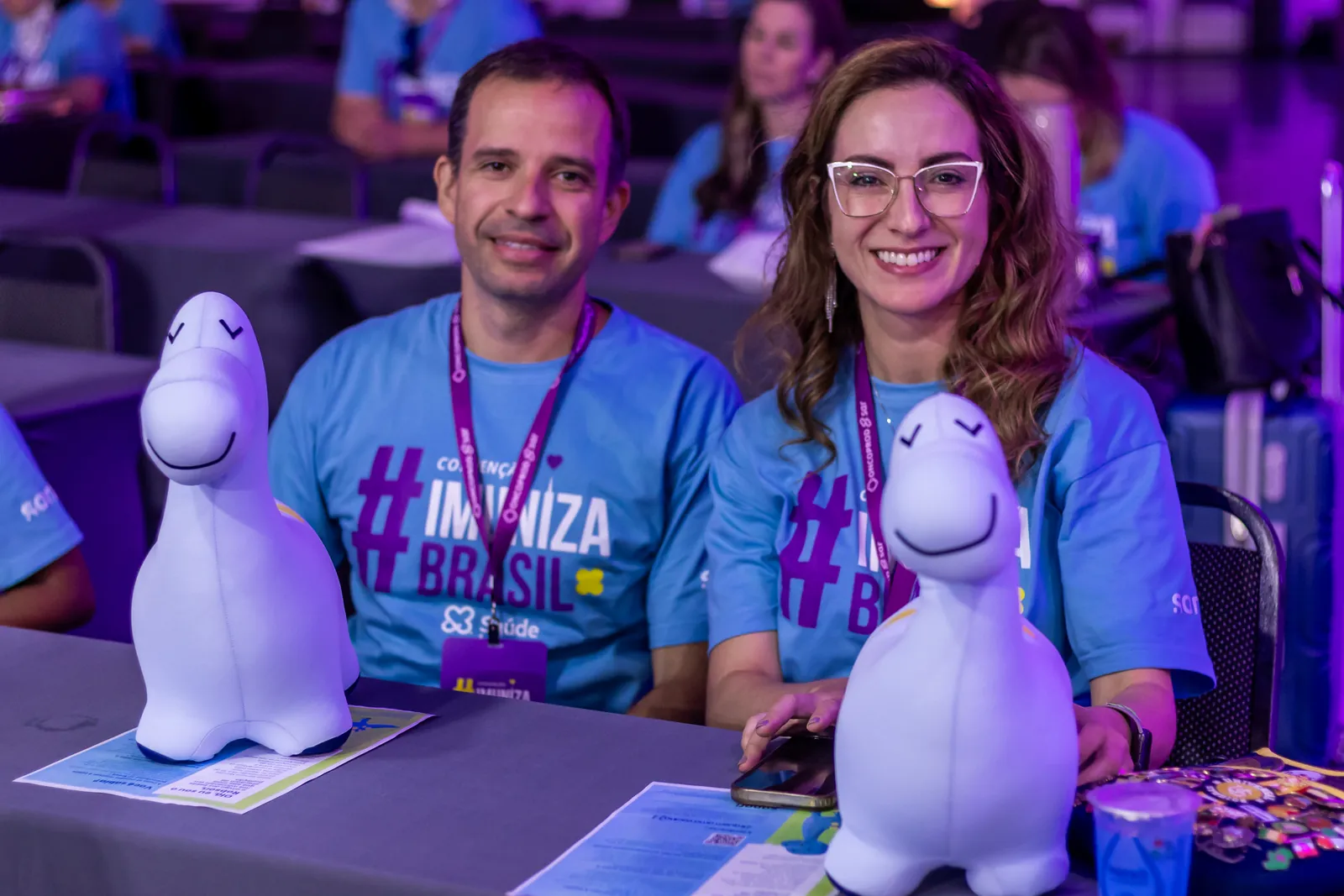 Participantes com brindes do evento