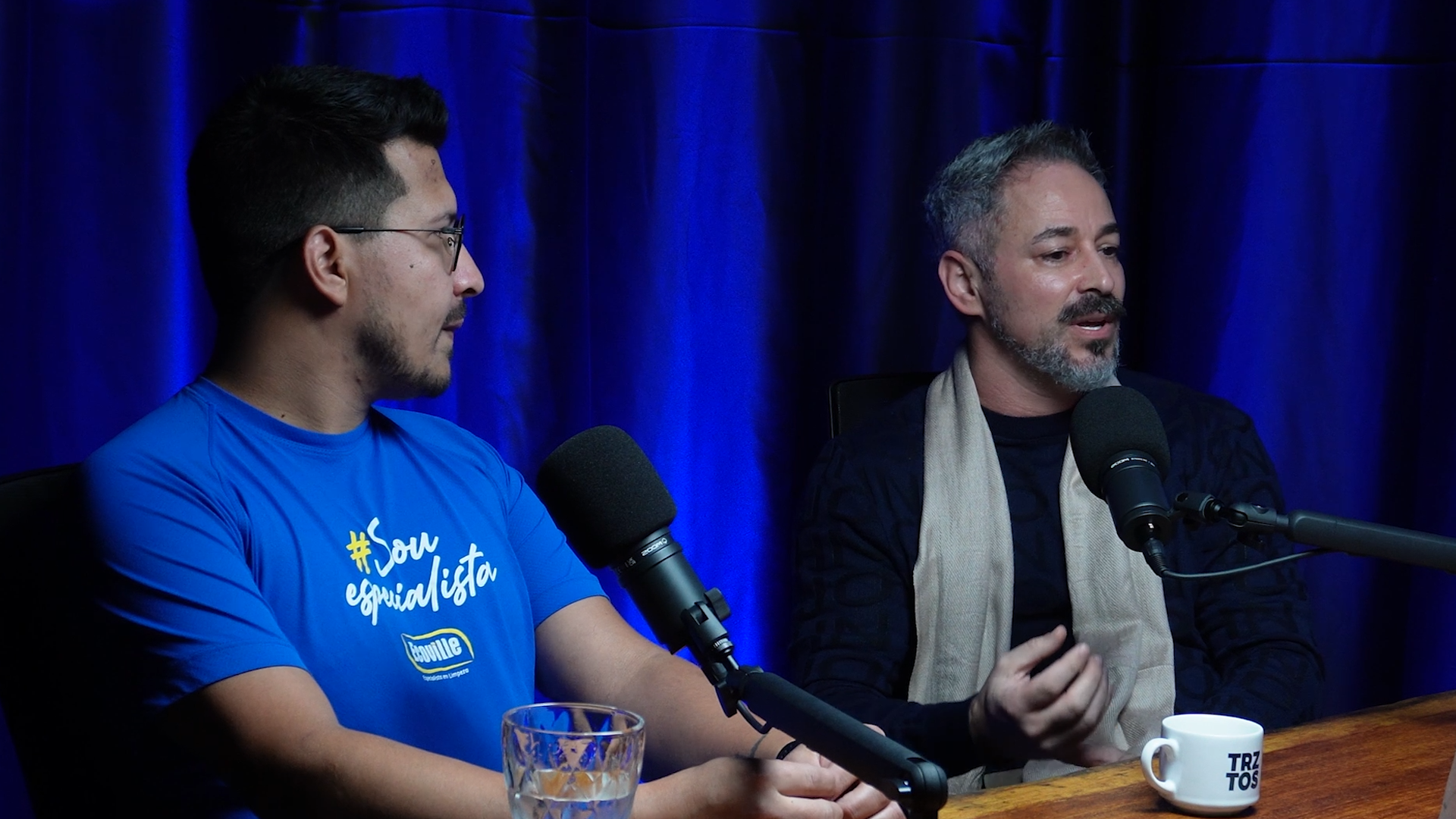 Dois participantes durante gravação de podcast em estúdio