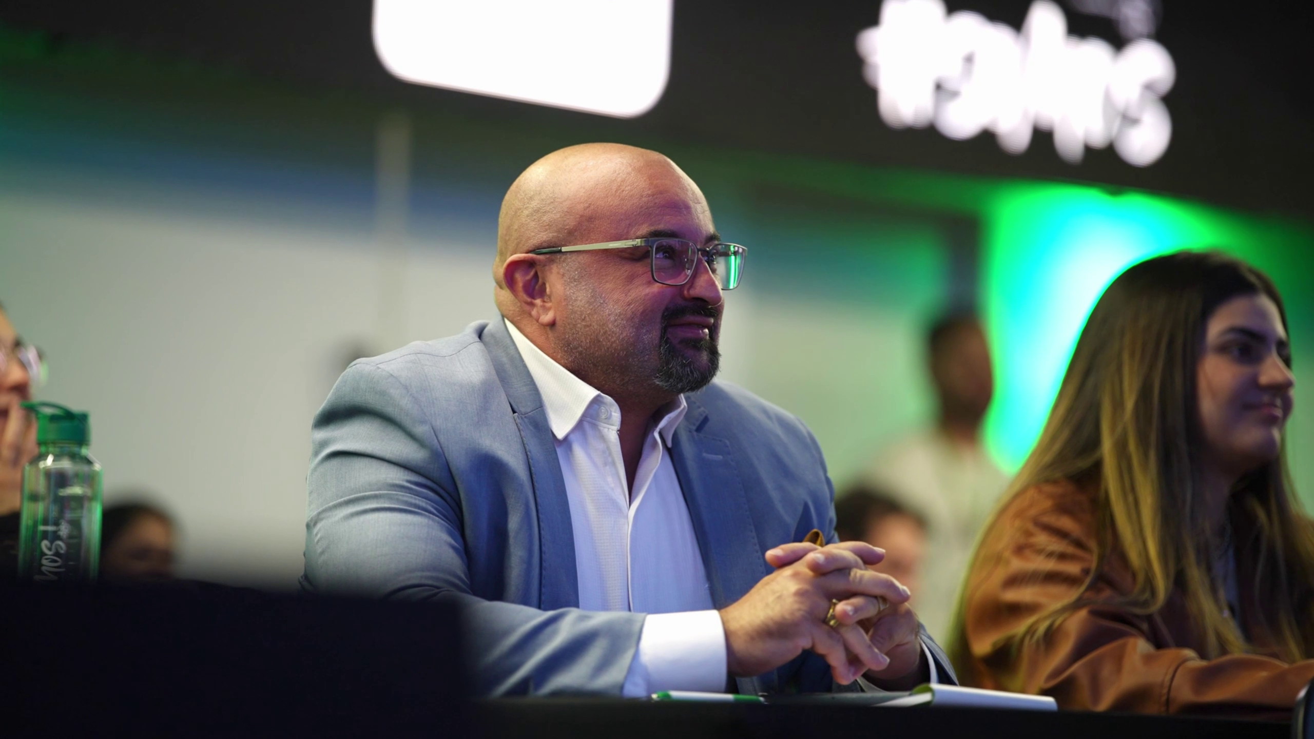 Participante acompanhando apresentação em evento corporativo