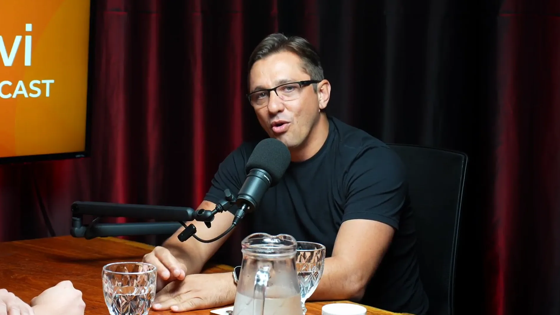 Gravação de podcast em estúdio com participante e microfone